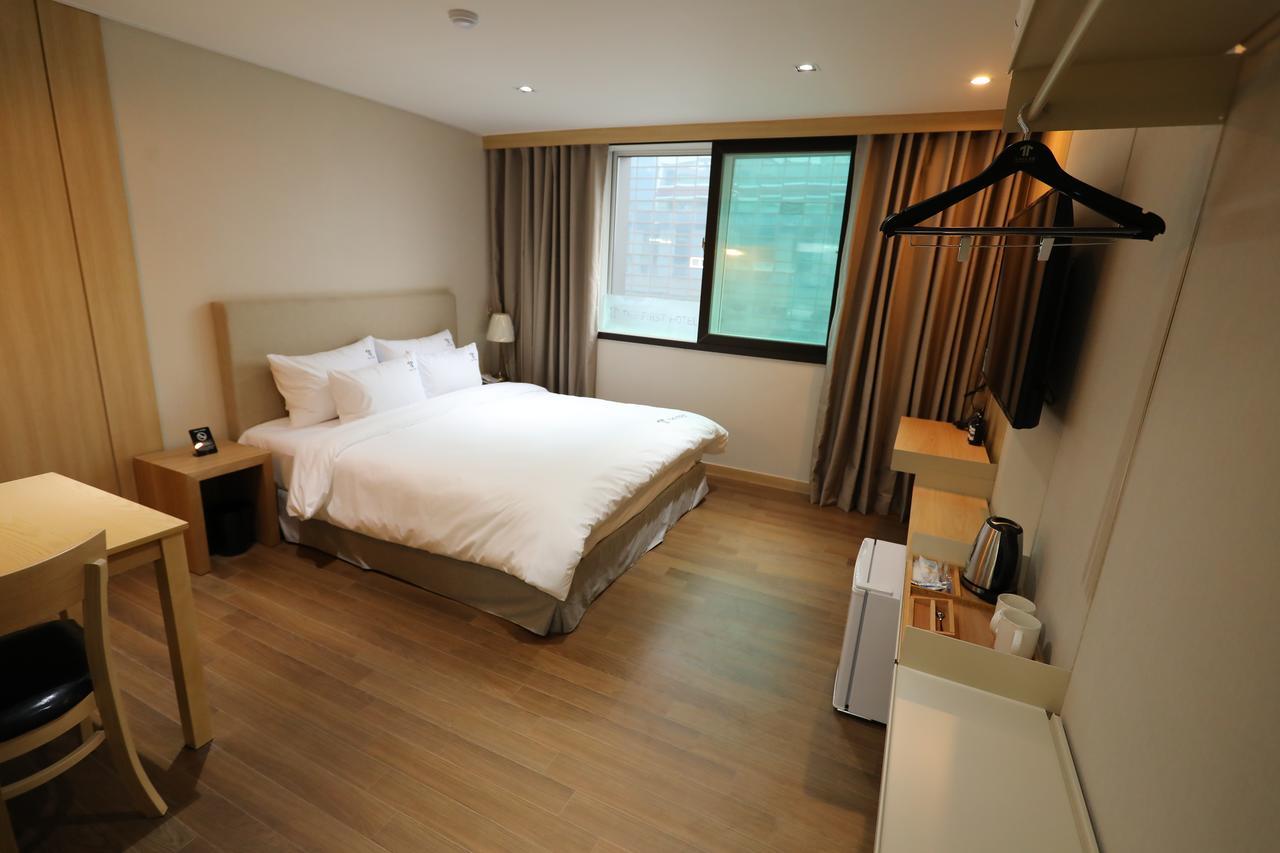 The First Hotel Changwon Dış mekan fotoğraf